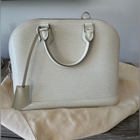 Large Louis Vuitton Alma BB Quartz Epi. Excellent condition. 100% Authentic. - Picture 3 of 10